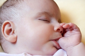 Bebeklerde parmak emmenin zararları var mı