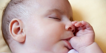 Bebeklerde parmak emmenin zararları var mı