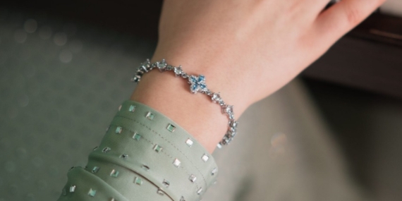 Takı ve Bileklik Detaylarıyla Giyim Tarzını Güçlendiren Estetik