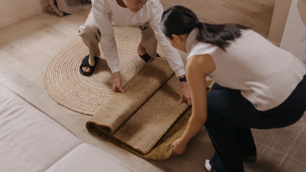 Salonda serili yumuşak dokulu desenli akrilik halı