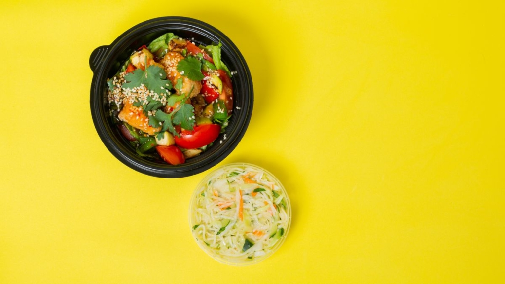 Yeşillik, nohut ve ızgara tavuklu diyet salata kâsesi