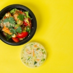 Yeşillik, nohut ve ızgara tavuklu diyet salata kâsesi