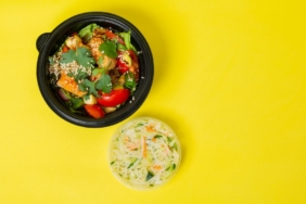 Yeşillik, nohut ve ızgara tavuklu diyet salata kâsesi