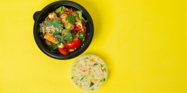 Yeşillik, nohut ve ızgara tavuklu diyet salata kâsesi