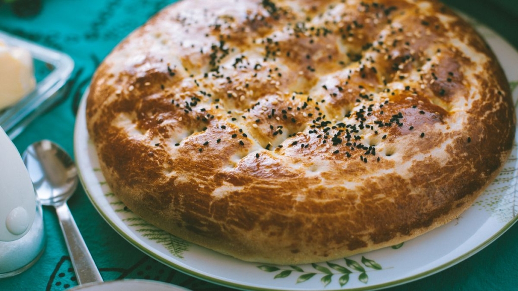 Üzeri susamlı ve çörek otlu ev yapımı ramazan pidesi