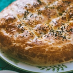 Üzeri susamlı ve çörek otlu ev yapımı ramazan pidesi