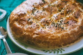 Üzeri susamlı ve çörek otlu ev yapımı ramazan pidesi
