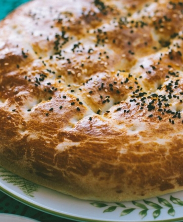 Üzeri susamlı ve çörek otlu ev yapımı ramazan pidesi