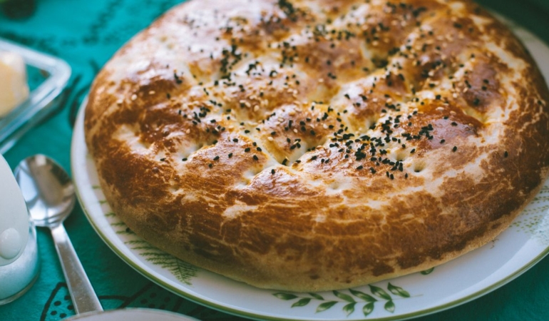 Üzeri susamlı ve çörek otlu ev yapımı ramazan pidesi