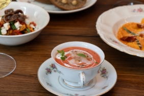 Çorba, salata ve hurmadan oluşan hafif iftar sofrası