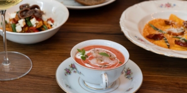 Çorba, salata ve hurmadan oluşan hafif iftar sofrası