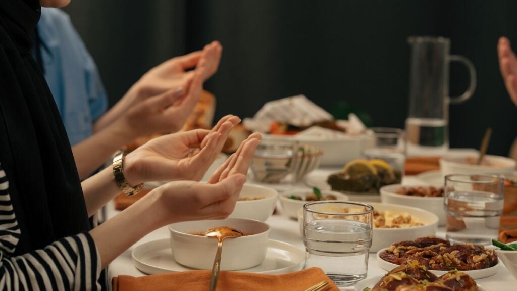 Çorba, pilav, ana yemek ve hurmayla hazırlanmış kalabalık iftar sofrası