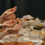 Çorba, pilav, ana yemek ve hurmayla hazırlanmış kalabalık iftar sofrası