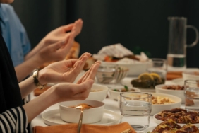 Çorba, pilav, ana yemek ve hurmayla hazırlanmış kalabalık iftar sofrası