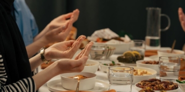 Çorba, pilav, ana yemek ve hurmayla hazırlanmış kalabalık iftar sofrası