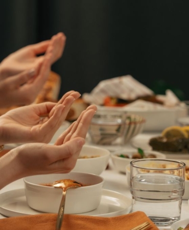Çorba, pilav, ana yemek ve hurmayla hazırlanmış kalabalık iftar sofrası