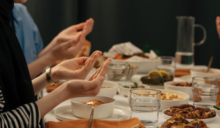 Çorba, pilav, ana yemek ve hurmayla hazırlanmış kalabalık iftar sofrası