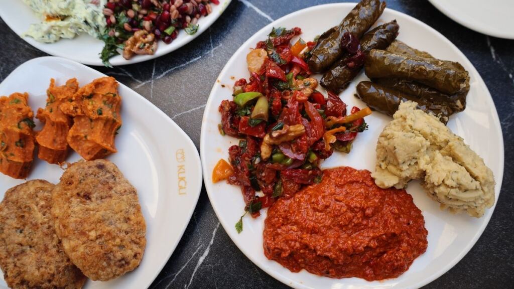 İftar sofrasında küçük kâselerde sunulan haydari, humus ve şakşuka mezeleri