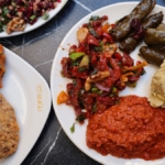 İftar sofrasında küçük kâselerde sunulan haydari, humus ve şakşuka mezeleri
