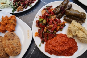 İftar sofrasında küçük kâselerde sunulan haydari, humus ve şakşuka mezeleri