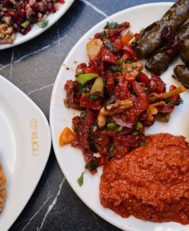 İftar sofrasında küçük kâselerde sunulan haydari, humus ve şakşuka mezeleri