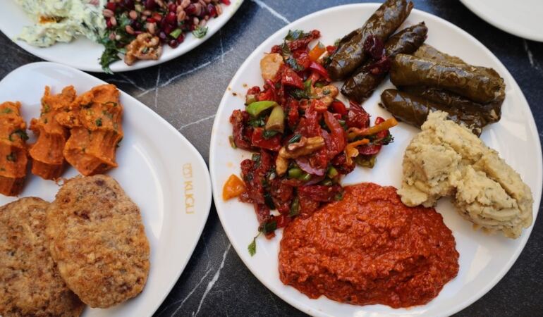 İftar sofrasında küçük kâselerde sunulan haydari, humus ve şakşuka mezeleri