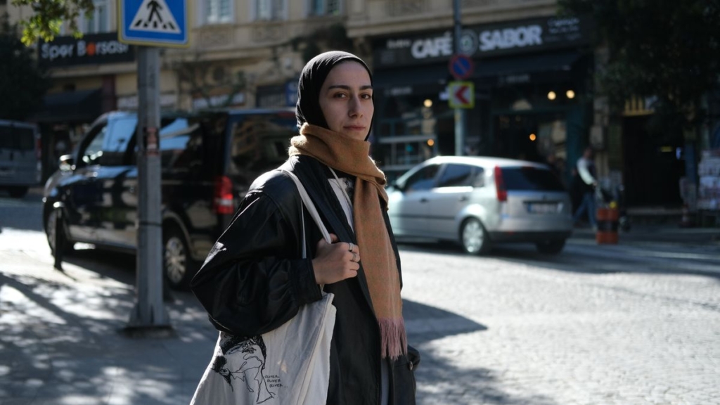Pamuklu kaymaz eşarp bağlamış şık giyimli kadın