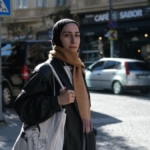 Pamuklu kaymaz eşarp bağlamış şık giyimli kadın