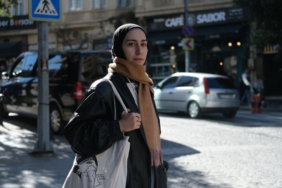 Pamuklu kaymaz eşarp bağlamış şık giyimli kadın