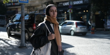 Pamuklu kaymaz eşarp bağlamış şık giyimli kadın