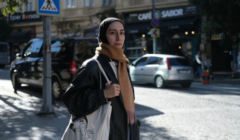 Pamuklu kaymaz eşarp bağlamış şık giyimli kadın