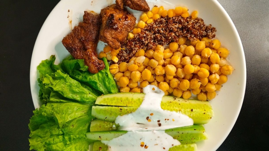 Sebze, tam tahıl ve protein içeren dengeli bir öğün tabağı