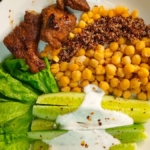 Sebze, tam tahıl ve protein içeren dengeli bir öğün tabağı