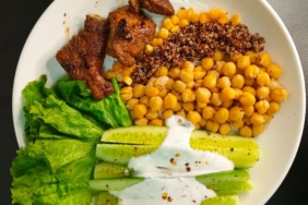 Sebze, tam tahıl ve protein içeren dengeli bir öğün tabağı