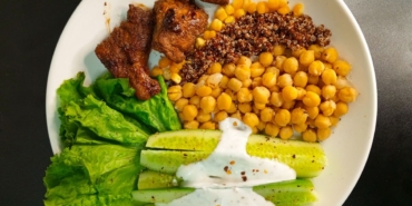 Sebze, tam tahıl ve protein içeren dengeli bir öğün tabağı
