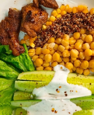 Sebze, tam tahıl ve protein içeren dengeli bir öğün tabağı