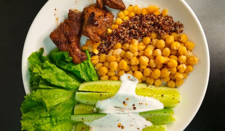 Sebze, tam tahıl ve protein içeren dengeli bir öğün tabağı