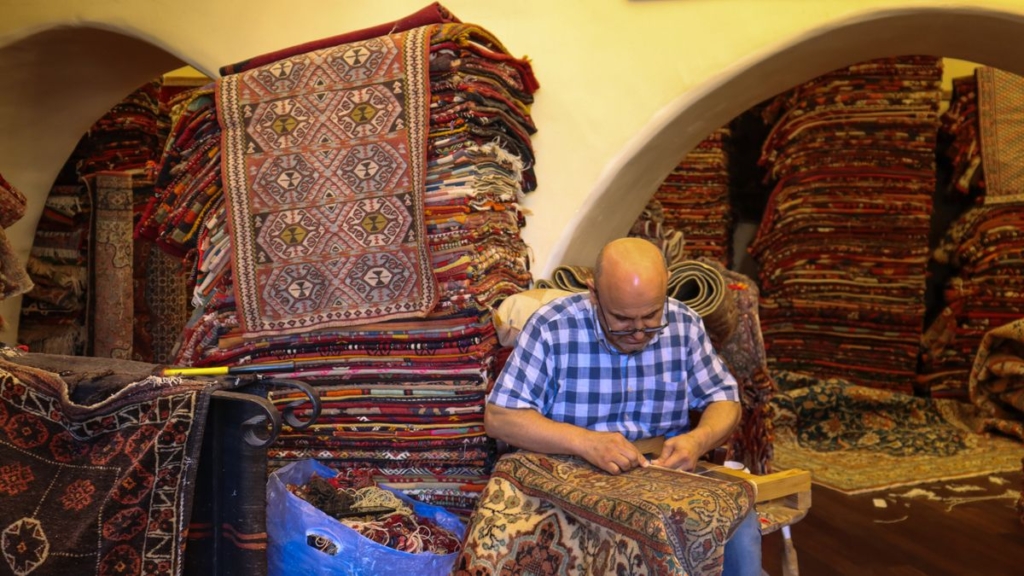 Salonda serili desenli makine halısı