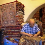 Salonda serili desenli makine halısı