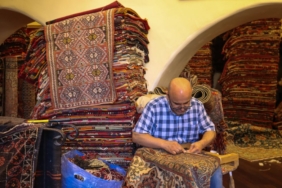 Salonda serili desenli makine halısı