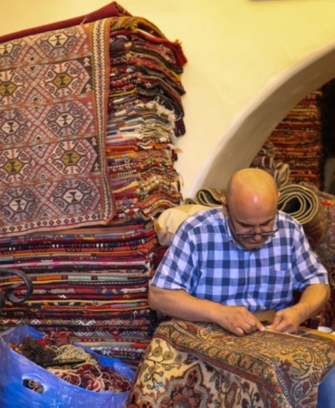 Salonda serili desenli makine halısı
