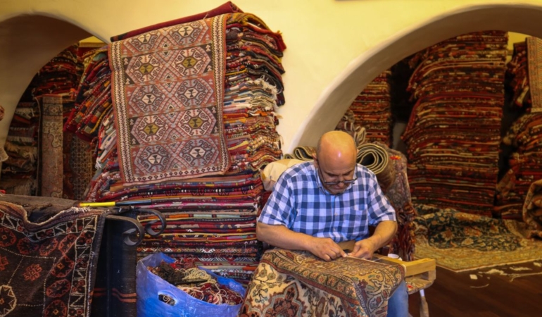 Salonda serili desenli makine halısı