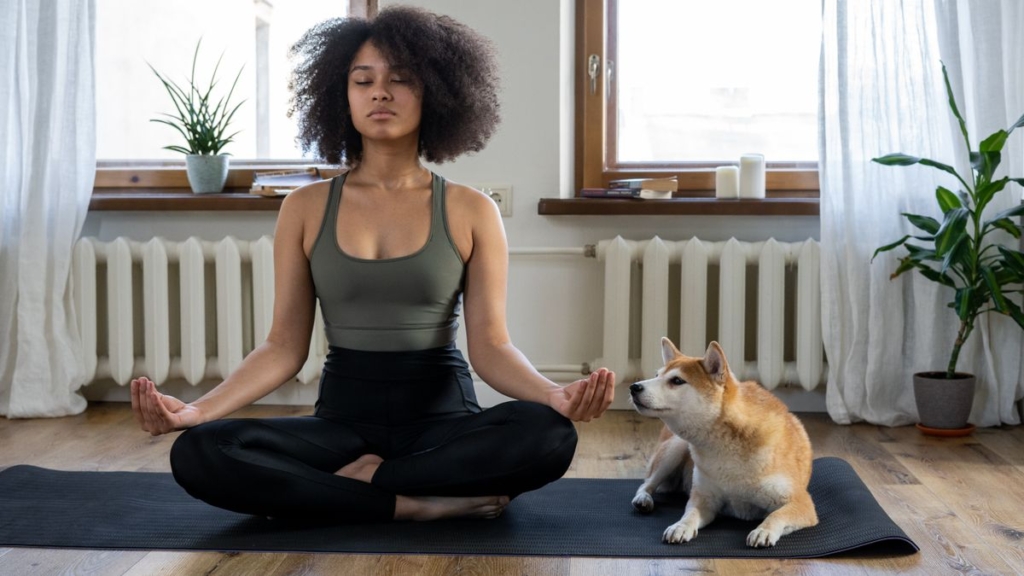 Evde minder üzerinde meditasyon yapan kadın