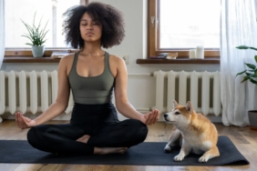 Evde minder üzerinde meditasyon yapan kadın