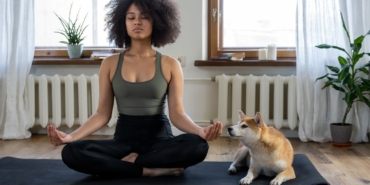 Evde minder üzerinde meditasyon yapan kadın