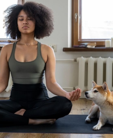 Evde minder üzerinde meditasyon yapan kadın
