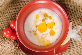 Kasede limon dilimi ve pul biberli tereyağı ile servis edilen mercimek çorbası