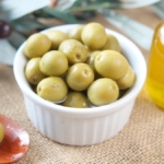 Cam şişede organik zeytinyağı ve taze zeytin dalları