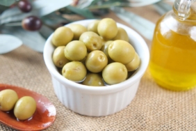 Cam şişede organik zeytinyağı ve taze zeytin dalları