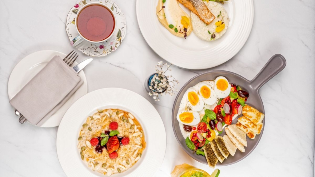 Yumurta, yulaf, yoğurt ve tam tahıllı ekmekten oluşan tok tutan sahur sofrası